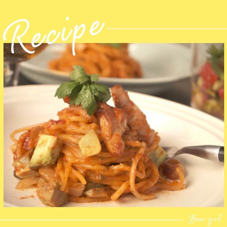 のインスタグラム：「🍽アボカドのクリーミーナポリタン﻿﻿ ﻿﻿ ＜材料＞﻿﻿ ー2人分ー﻿﻿ タマネギ................................1/4個﻿﻿ ピーマン.................................1個﻿﻿ 鶏モモ肉...............................1/2枚﻿﻿ 塩.............................................少々﻿﻿ コショウ................................少々﻿﻿ オリーブ油.......................小さじ1﻿﻿ スパゲッティ（1.8mm）...100g﻿﻿ トマトケチャップ.....大さじ4～5﻿﻿ バター.......................................5g﻿﻿ 塩.................................ひとつまみ﻿﻿ コショウ................................少々﻿﻿ マスカルポーネチーズ.......50g﻿﻿ イタリアンパセリ...............適量﻿﻿ ﻿﻿ ＜作り方＞﻿﻿ ﻿﻿ ①　タマネギは皮と芯を除き、繊維に沿って5mm幅に切る。ピーマンは縦半分に切って種を除き、繊維と直角に細切りにする。﻿﻿ 鶏肉は1cm位の幅に細長く切り、塩、コショウをふる。﻿﻿ アボカドは皮と種を除いて2cm角に切る。﻿﻿ ﻿﻿ ②　鍋に湯をたっぷりの沸かし、塩（分量街・湯の1％）を入れてスパゲッティを茹でる。﻿﻿ ﻿﻿ ③　フライパンにオリーブ油をひいて熱し、鶏モモ肉を皮目から弱火でゆっくりと焼く。﻿﻿ 7割ほど火が通ったら、タマネギ、ピーマン、アボカドを加えて炒める。ケチャップ、バターとマスカルポーネチーズを加えて軽く絡めたら、一度火を止める。﻿﻿ ﻿﻿ ④　②を表示時間より1分早くあげ、ゆで汁大さじ1と共にフライパンに加える。﻿﻿ 再度火をつけ、サッと混ぜたら塩、コショウで味を整える。﻿﻿ 器に盛り付けイタリアンパセリを添える。﻿﻿ ﻿﻿ 完成👏🏻👏🏻👏🏻﻿﻿ ﻿﻿ ＜ポイント＞﻿﻿ マスカルポーネを加えてからは、火が通りすぎないようにサッと絡めること🍳﻿﻿ ﻿﻿ ﻿﻿ ﻿﻿ #ビール女子 #beergirl #おつまみ﻿﻿ #おつまみレシピ #beer﻿﻿ #ビール #ビール好き﻿﻿ #ビール好きな人と繋がりたい﻿﻿ #beerstagram #beerlover﻿﻿ #レシピ #recipe﻿﻿ #ナポリタン #パスタ ﻿ #パスタレシピ ﻿ #鶏モモ #アボカド ﻿ #アボカドレシピ ﻿ #アボカド料理」