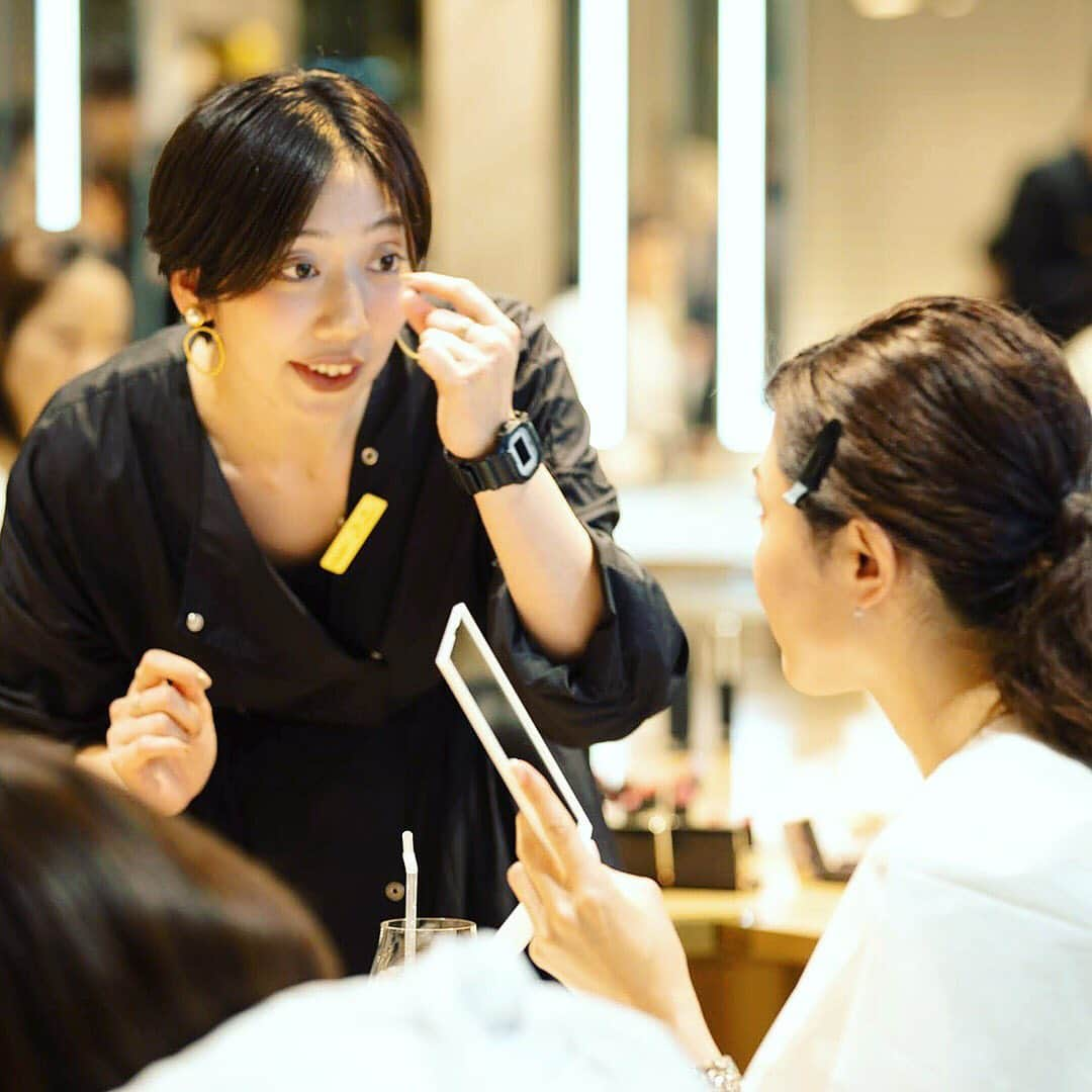 SHISEIDO THE GINZAさんのインスタグラム写真 - (SHISEIDO THE GINZAInstagram)「【8月28日（水）開催・新社会人のためのメイクアップサロン】 当店4Fのカフェ&コミュニティースペースSHISEIDO THE TABLESでは、さまざまなオリジナルイベントを開催しています。 ・ 8月28日（水）には、新社会人のためのメイクアップサロン「Makeup Tables [ff]＠SHISEIDO THE TABLES」の第2回を開催、明日8月6日（火）よりお申込み受付。  学生時代とは違う、オフィスに適したメイク、ビジネスの場で好印象をもたれるメイクを知りたい。そもそも今までほとんどメイクをしたことがないので、どうしたらよいか分からない・・・。 そんな新社会人のお悩みに、ヘアメイクアップアーティストが応えます。  詳細・お申し込みはこちらから：https://thestore.shiseido.co.jp/article/3220/  #資生堂 #shiseido #shiseidothestore #shiseidothetables #makeuptables #新社会人 #フレッシャーズ #オフィスメイク #メイクセミナー #メイクアップセミナー #メイクアップ #makeup #イベント #銀座 #tokyoginza」8月5日 10時39分 - shiseidothestore