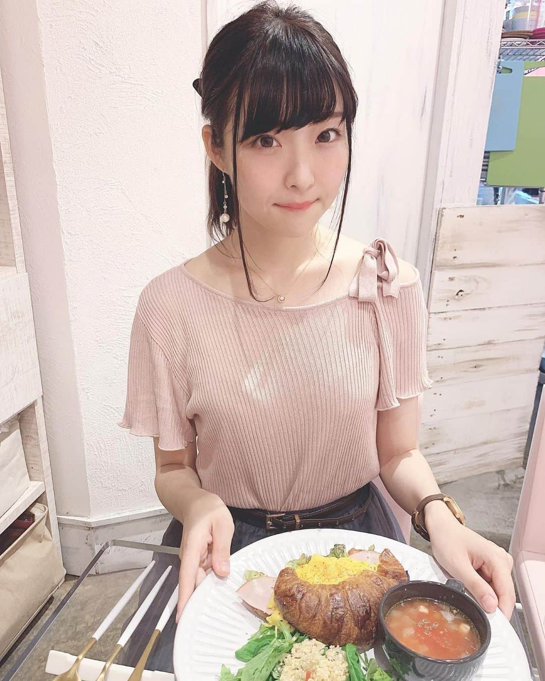のインスタグラム：「・ 先日また @bikatsushinkyuin さんのところで小顔にしてもらいました😊 ・ 施術が終わると触っても見ても小さくなったの分かるし びっくりしたのが、その日会ったいろんな人に「痩せた？」とか「顔ちっちゃい」って言ってもらえたから嬉しくて速攻かつださんに連絡した✩︎⡱ ・ それと、今キャンペーンしてて、  小顔矯正 ＋ハリセンボン美容鍼  or  美腸鍼 ＋美腸マッサージ  I I  1万off  大阪限定 で さらに まつ毛エクステ  or まつ毛パーマ 無料です！！ 八月限定だよ◡̈⃝︎⋆︎* ・ #サロンモデル #撮影モデル #フリーモデル #サロモ #モデル #サロン  #関西サロモ  #撮影依頼募集中  #ヘアスタイル #ヘア #アッシュ  #셀카 #셀피 #셀스타그램 #메이크 #메이크업 #hair #make #makeup #lovers_nippon_portrait #salonmodel」