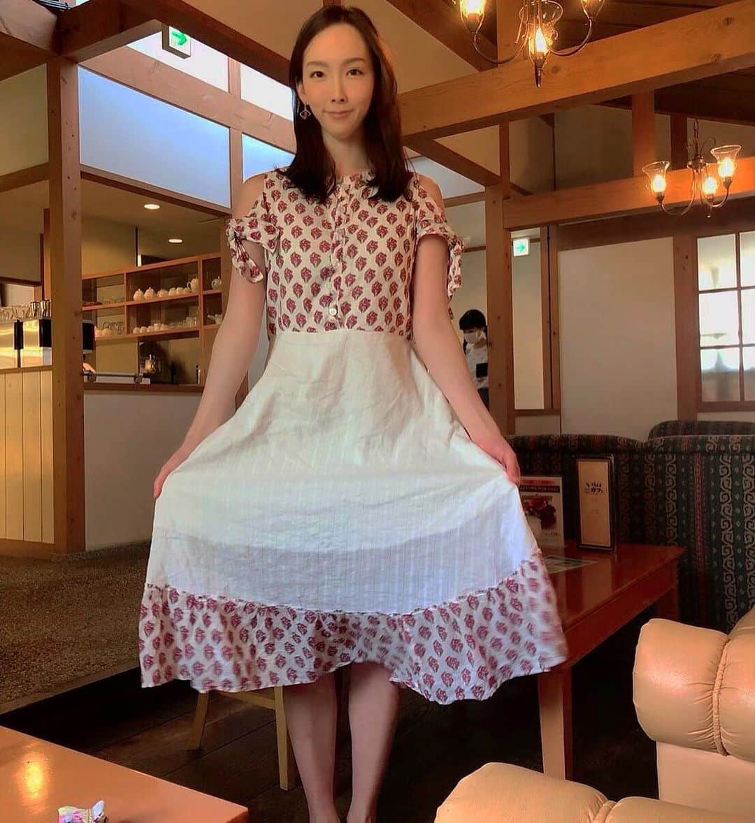 のインスタグラム：「ワンピース👗完成✨🤗✨ . . 1ヶ月もかかって完成したワンピース💦 独学だからどこから手を付けていいのかわかんなかったけど、、、 一応出来た‼️ . 反省点多々あり。。。 😭サイズなかなか危し 😭オフショルの位置微妙 😭ボタンの位置バラバラ 😭裾レースもっとギャザー欲しい 😭とにかく時間かかった . . 良かった点 🥰インド綿だから涼しい 🥰汗掻いても直ぐ乾く 🥰利直の顔に当たっても気持ちよさそう 🥰世界に１つだけ 🥰買うより安いw . 自分で言うのもなんやけど、 1ヶ月かけて作ったら愛着湧く🐥 . 余った生地もあるから、何を作ろうか、、、 でもその前利直のドーナツ枕やな🍩💦 . . #オリジナルワンピース #手作りワンピース #オフショルワンピース #お裁縫 #世界に一つだけ #インド綿 は #涼しい  #汗を吸ってくれる そして  #速乾 #授乳 にも最適の #前開きワンピース  #これ以上太ったらあかん」