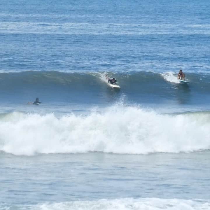 のインスタグラム：「Typhoon Swell coming 😝  #typhoon #swell #surfinglife #beach #beachlife #longboard #surfer 10時くらいから一気に上がってきてセットはクローズ気味」