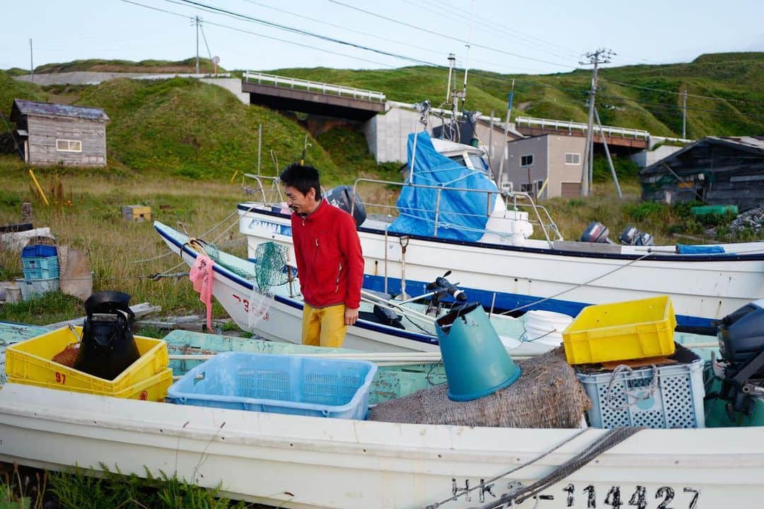 行方 久子 Hisako Namekataさんのインスタグラム写真 - (行方 久子 Hisako NamekataInstagram)「#hisakotravel  漁師の山本文平さんに1日密着。 漁は4時半頃から始まります。 礼文島の昆布と雲丹は他と比べても絶品！ わたしが日々使っている昆布は山本さんのところのだから、 こうしてお会いして、たくさん拝見できてとても良い経験になりました。」8月5日 10時52分 - hisakonamekata