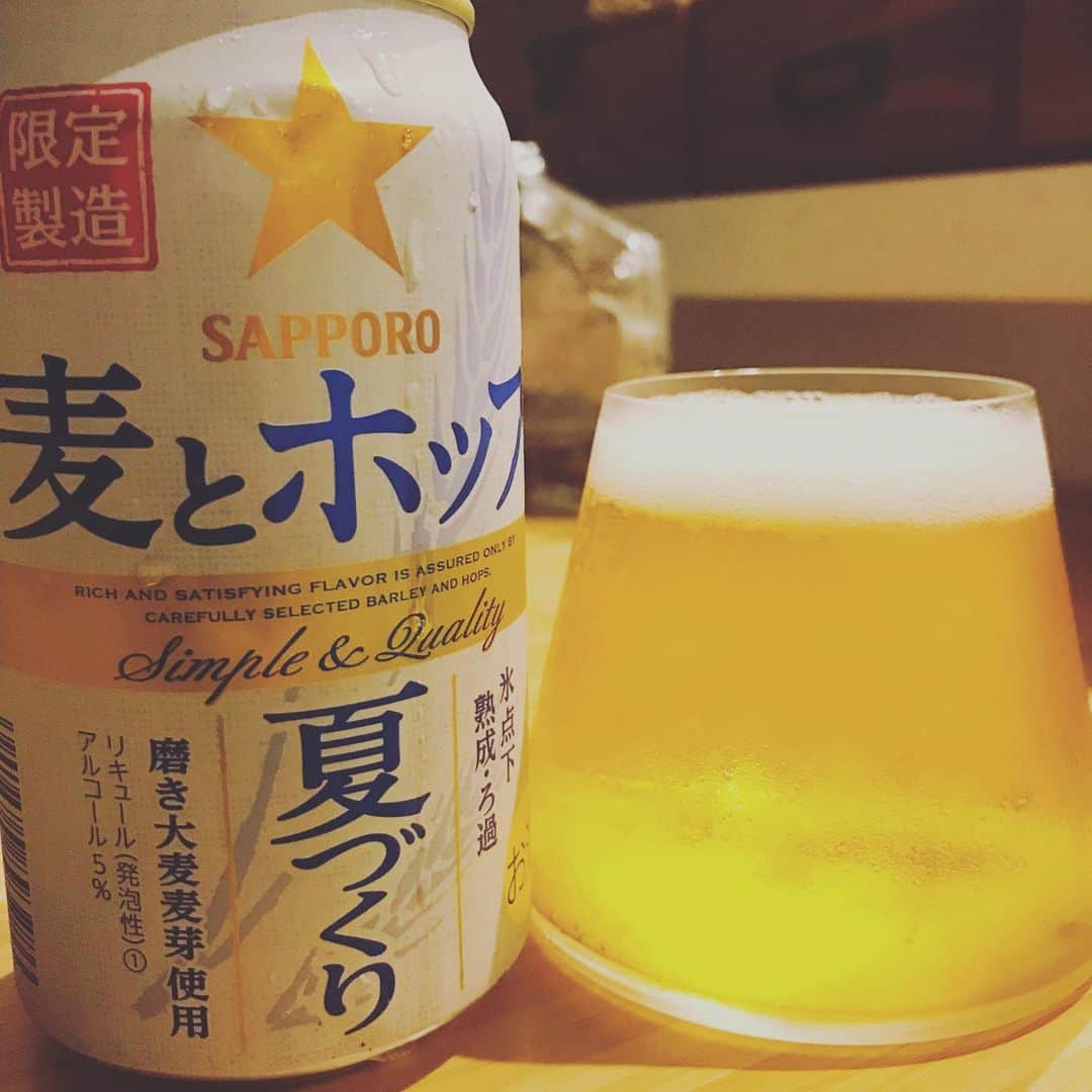 堀井亮佑のインスタグラム：「夏季限定の麦とポップ。雑味が少なくてキレを感じる。さっぱりして美味いね！#beer #堀井ビールログ」