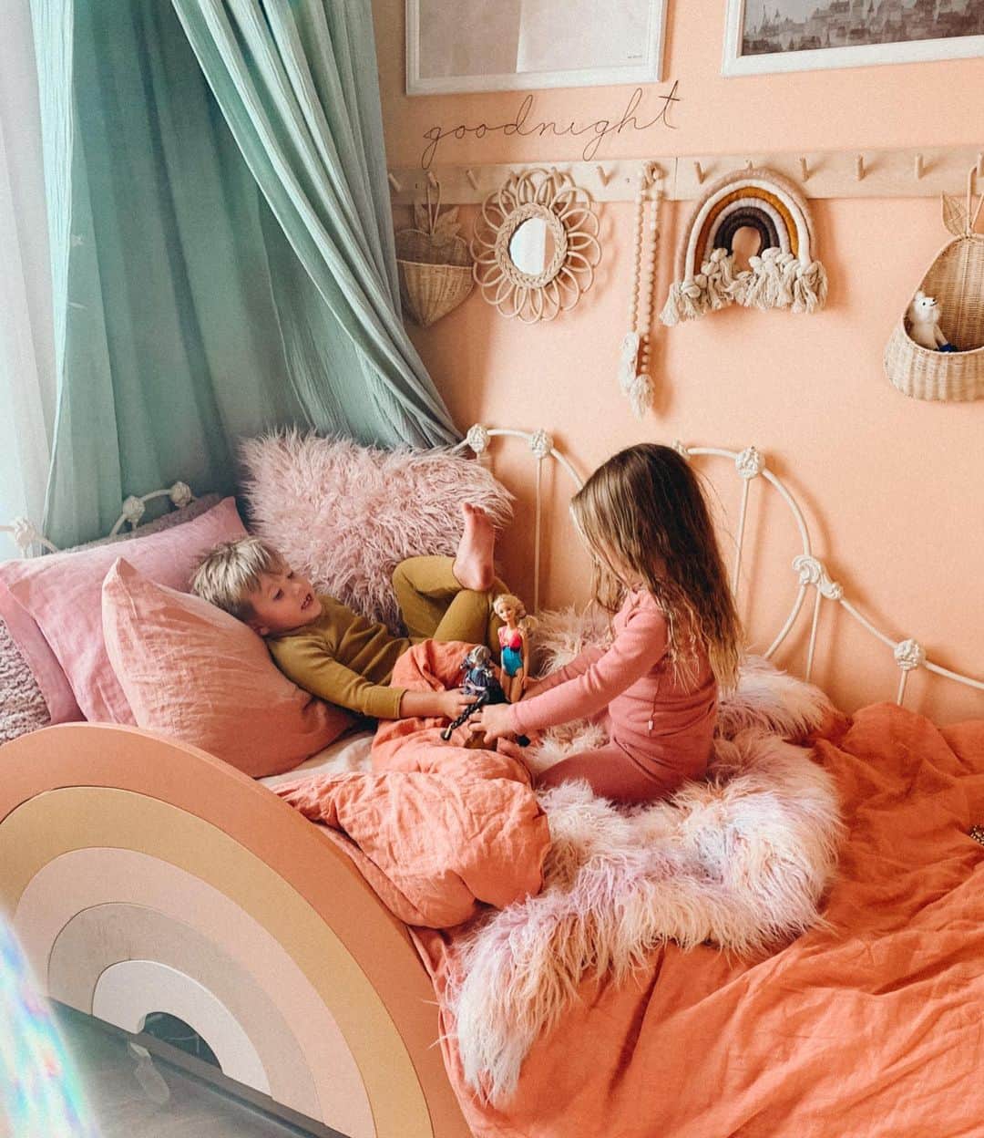 Amber Fillerup Clarkさんのインスタグラム写真 - (Amber Fillerup ClarkInstagram)「Playing with dolls before bed 💓 and a few others from today」8月5日 11時04分 - amberfillerup