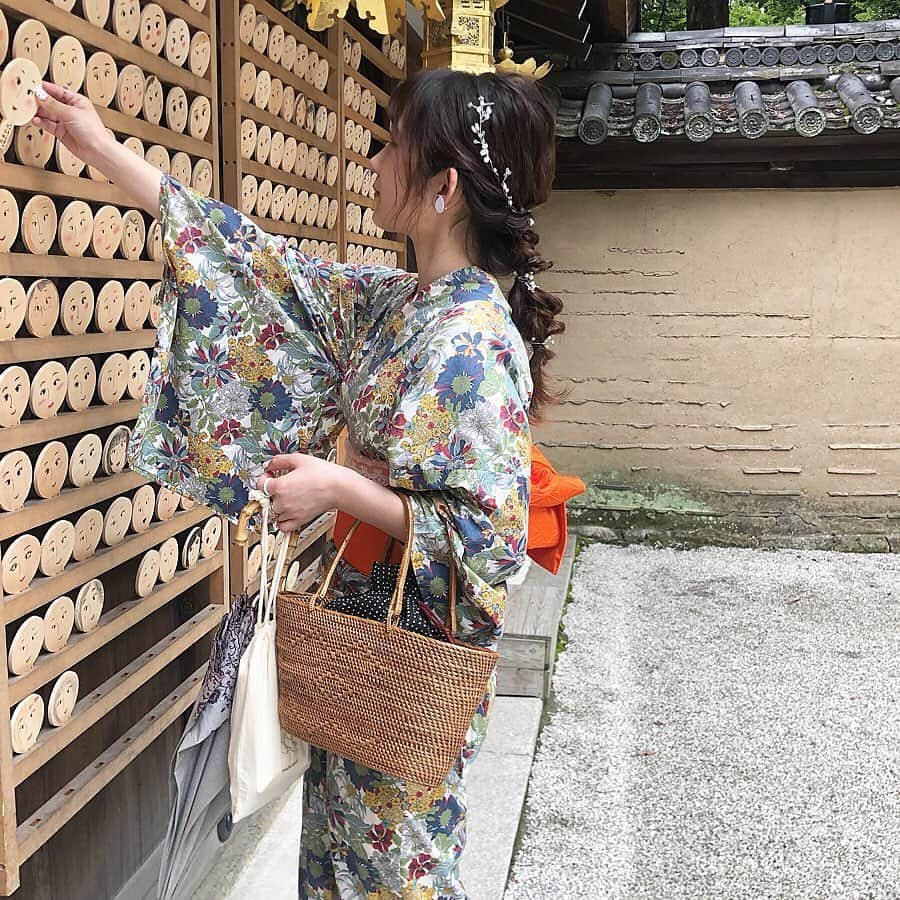 isutaさんのインスタグラム写真 - (isutaInstagram)「. 京都旅行で行きたいスポットといえば下鴨神社内にある「河合神社（かわいじんじゃ）」。 . 鏡絵馬に描かれているイラストに、色鉛筆や自分のメイク道具で自由にお化粧することができるんです♩ . 1人1人違う絵馬は特別感があっていいですよね！ . ぜひお気に入りの浴衣を着て遊びに行ってみてください♡ ________ access：京都府京都市左京区下鴨泉川町59 ________ Photo by @__neinei__ @yasss_____1 . isutaのwebサイトでは、おすすめのコーデから可愛いカフェまでたくさんの情報をお届けしています！ また、isutaのオリジナルグッズも販売中！ ぜひisutaのwebサイトからチェックしてみてください♩ . #isuta #isutapic #isuta_京都 #イスタ #京都旅行 #河合神社 #絵馬」8月5日 10時59分 - isuta_jp