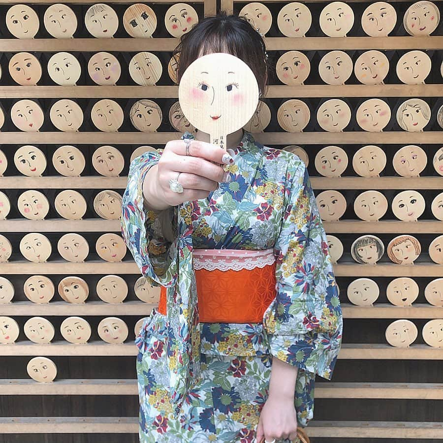 isutaさんのインスタグラム写真 - (isutaInstagram)「. 京都旅行で行きたいスポットといえば下鴨神社内にある「河合神社（かわいじんじゃ）」。 . 鏡絵馬に描かれているイラストに、色鉛筆や自分のメイク道具で自由にお化粧することができるんです♩ . 1人1人違う絵馬は特別感があっていいですよね！ . ぜひお気に入りの浴衣を着て遊びに行ってみてください♡ ________ access：京都府京都市左京区下鴨泉川町59 ________ Photo by @__neinei__ @yasss_____1 . isutaのwebサイトでは、おすすめのコーデから可愛いカフェまでたくさんの情報をお届けしています！ また、isutaのオリジナルグッズも販売中！ ぜひisutaのwebサイトからチェックしてみてください♩ . #isuta #isutapic #isuta_京都 #イスタ #京都旅行 #河合神社 #絵馬」8月5日 10時59分 - isuta_jp