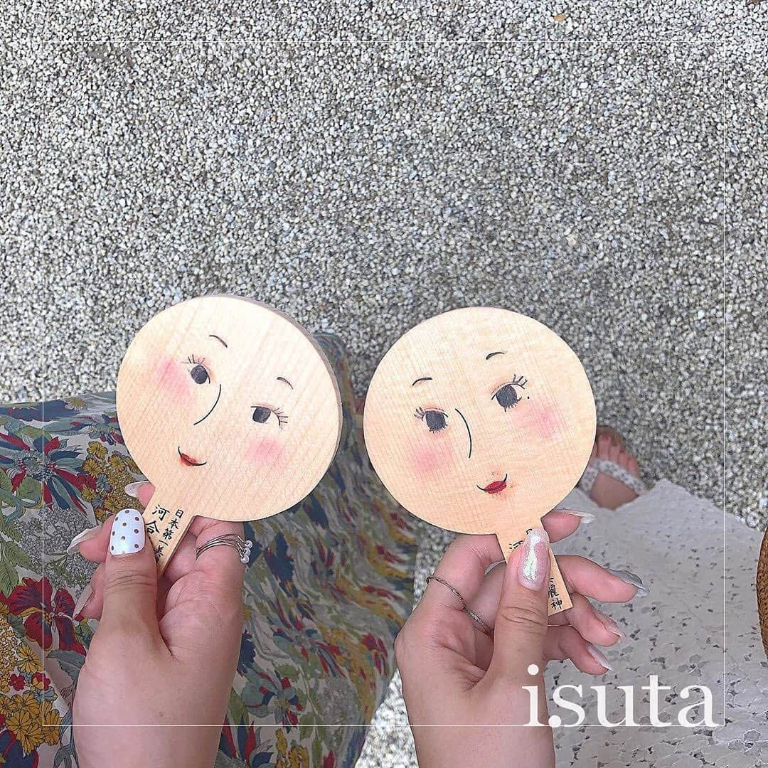 isutaさんのインスタグラム写真 - (isutaInstagram)「. 京都旅行で行きたいスポットといえば下鴨神社内にある「河合神社（かわいじんじゃ）」。 . 鏡絵馬に描かれているイラストに、色鉛筆や自分のメイク道具で自由にお化粧することができるんです♩ . 1人1人違う絵馬は特別感があっていいですよね！ . ぜひお気に入りの浴衣を着て遊びに行ってみてください♡ ________ access：京都府京都市左京区下鴨泉川町59 ________ Photo by @__neinei__ @yasss_____1 . isutaのwebサイトでは、おすすめのコーデから可愛いカフェまでたくさんの情報をお届けしています！ また、isutaのオリジナルグッズも販売中！ ぜひisutaのwebサイトからチェックしてみてください♩ . #isuta #isutapic #isuta_京都 #イスタ #京都旅行 #河合神社 #絵馬」8月5日 10時59分 - isuta_jp