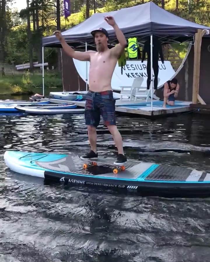 レッドブルのインスタグラム：「...and just like that, skaddle boarding was born . 🛹: @roopetonteri @redbullskate #redbull #givesyouwings #skate #skateboarding #SUP #watersports」