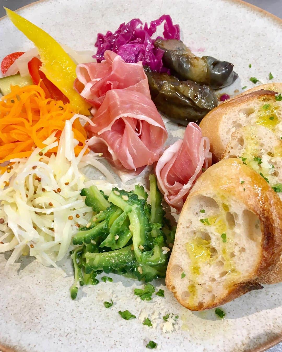 ONE SUITE Hotel & Resort（公式）さんのインスタグラム写真 - (ONE SUITE Hotel & Resort（公式）Instagram)「2019.8.5  季節のお野菜を使ったワインに合うおつまみもご用意してます🍷  バケットにお好みのお野菜を乗せて食べるのも美味しいですよ🍅🥒🌽 #okinawa#nakijin#cafe#restaurant#LLOTA#dinner#French#island_coffeestand#coffee#coffeelover#goodcoffee_okinawa#エルロタ#創作フレンチ#vinnaturel #スタッフ募集中 #ホールスタッフ募集 #キッチンスタッフ募集#自然派ワイン#バリスタ募集 #未経験OK#今帰仁#今帰仁村#古宇利」8月5日 11時02分 - onesuite_llota_kouri