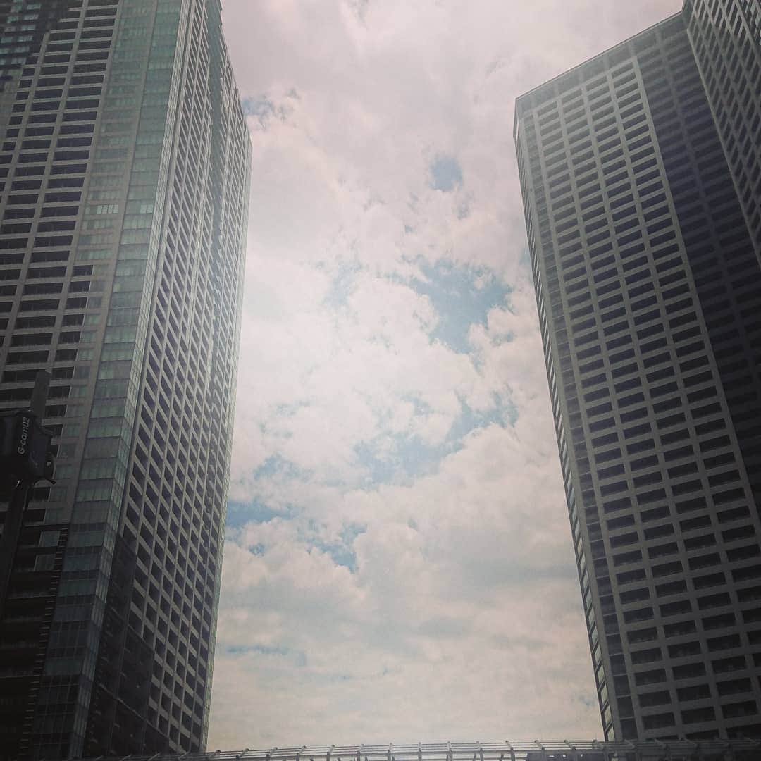 松坂南さんのインスタグラム写真 - (松坂南Instagram)「空が好き。大都会の空は建物に圧されて所在なさげだけど…  #lovethesky☁️」8月5日 11時03分 - minami_matsuzaka