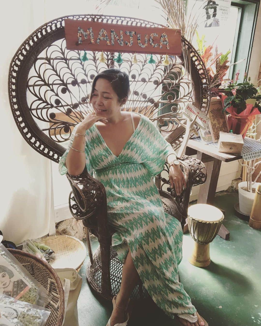 のインスタグラム：「この椅子座ったら、南国のデヴィ夫人みたいになるだろうなと思っていたら予想どおりでした。」
