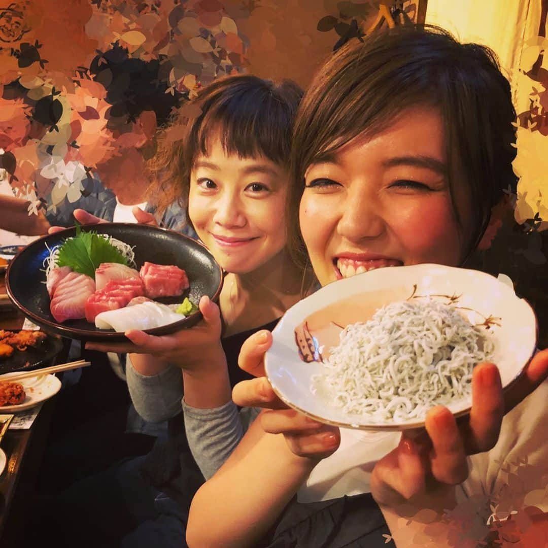 井上侑さんのインスタグラム写真 - (井上侑Instagram)「ぴっかり☆夏祭り 松山編 in キティホール  春風亭ぴっかり☆さんの独演会にて、ぴっかりさんとトーク&歌わせていただきました！ 足を運んでくださった皆さま、お招きくださったぴっかり☆さん、スタッフの皆さま、お会いできた皆さま、謝謝！！！ そう、楽しみにしていたこの良き日に、井上、生まれて初めて衣装を忘れ（衣装用の靴と下着のみ持って来て、ワンピースはシワがつかないようにと東京出発ギリギリまで家のリビングにハンガーにかけて、、、、、そのまま！😭） しかしながら、ばってん、ぴっかりさんが面白おかしくイジってくださり、ぴっかりさんの高座でムフムフガハガハ笑わせてもらい、自身のライブでは無茶振りの手拍子を皆さんが叩いてくださり、あっという間の楽しいひとときでした。  お手伝いでいらしていた愛媛大学の落研の皆さんが終演後「しらすっしらすっ」と口ずさんでくれていて、あたしゃ 嬉しーらす🐟。。。 打ち上げで頂いたお刺身、釜揚げしらす、からし菜のおひたし、何を食べてもめちゃんこ美味しかった「さかな工房 丸万」さん  そして、いつか行ってみたかったキティホール。テンション上がる素晴らしい環境で歌わせて頂いて、店長さんも最高で。そんな店長さん行きつけのバー「as- B」で、1日の終わりに美味しい紅茶風味のミルクシェーキ（微かに酒入り）をクピクピしながら  笑って笑った一日でした。  嬉しいご縁に、感謝。 またお会いできますように。  #落語 #春風亭ぴっかり☆ #singersongwriter #inoueyu  #愛媛 #松山 #一番町 #三日月 #釜揚げしらす #live」8月5日 11時06分 - yuinouehappy