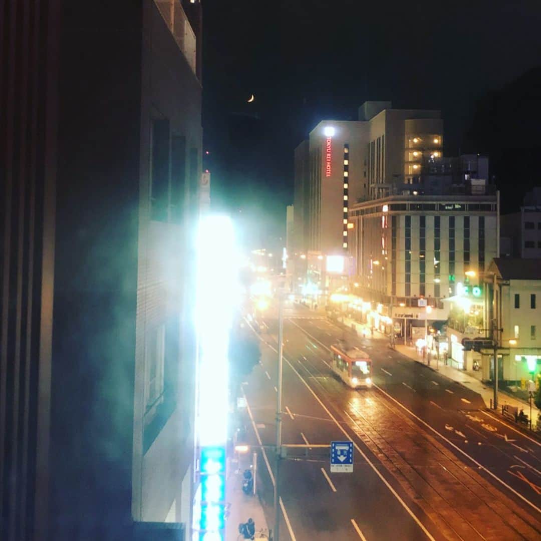 井上侑さんのインスタグラム写真 - (井上侑Instagram)「ぴっかり☆夏祭り 松山編 in キティホール  春風亭ぴっかり☆さんの独演会にて、ぴっかりさんとトーク&歌わせていただきました！ 足を運んでくださった皆さま、お招きくださったぴっかり☆さん、スタッフの皆さま、お会いできた皆さま、謝謝！！！ そう、楽しみにしていたこの良き日に、井上、生まれて初めて衣装を忘れ（衣装用の靴と下着のみ持って来て、ワンピースはシワがつかないようにと東京出発ギリギリまで家のリビングにハンガーにかけて、、、、、そのまま！😭） しかしながら、ばってん、ぴっかりさんが面白おかしくイジってくださり、ぴっかりさんの高座でムフムフガハガハ笑わせてもらい、自身のライブでは無茶振りの手拍子を皆さんが叩いてくださり、あっという間の楽しいひとときでした。  お手伝いでいらしていた愛媛大学の落研の皆さんが終演後「しらすっしらすっ」と口ずさんでくれていて、あたしゃ 嬉しーらす🐟。。。 打ち上げで頂いたお刺身、釜揚げしらす、からし菜のおひたし、何を食べてもめちゃんこ美味しかった「さかな工房 丸万」さん  そして、いつか行ってみたかったキティホール。テンション上がる素晴らしい環境で歌わせて頂いて、店長さんも最高で。そんな店長さん行きつけのバー「as- B」で、1日の終わりに美味しい紅茶風味のミルクシェーキ（微かに酒入り）をクピクピしながら  笑って笑った一日でした。  嬉しいご縁に、感謝。 またお会いできますように。  #落語 #春風亭ぴっかり☆ #singersongwriter #inoueyu  #愛媛 #松山 #一番町 #三日月 #釜揚げしらす #live」8月5日 11時06分 - yuinouehappy