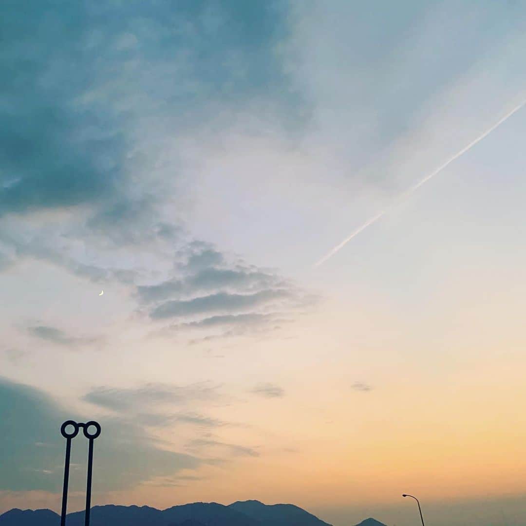 奇妙礼太郎さんのインスタグラム写真 - (奇妙礼太郎Instagram)「@setouchi_beach_jam_2019  #塚本功  #奇妙礼太郎  #ふたりで #aplaceinthesun  #steviewonder  #ありがとうございました #sunset  #moon #sunsetmoon」8月5日 11時10分 - reitaro_strange