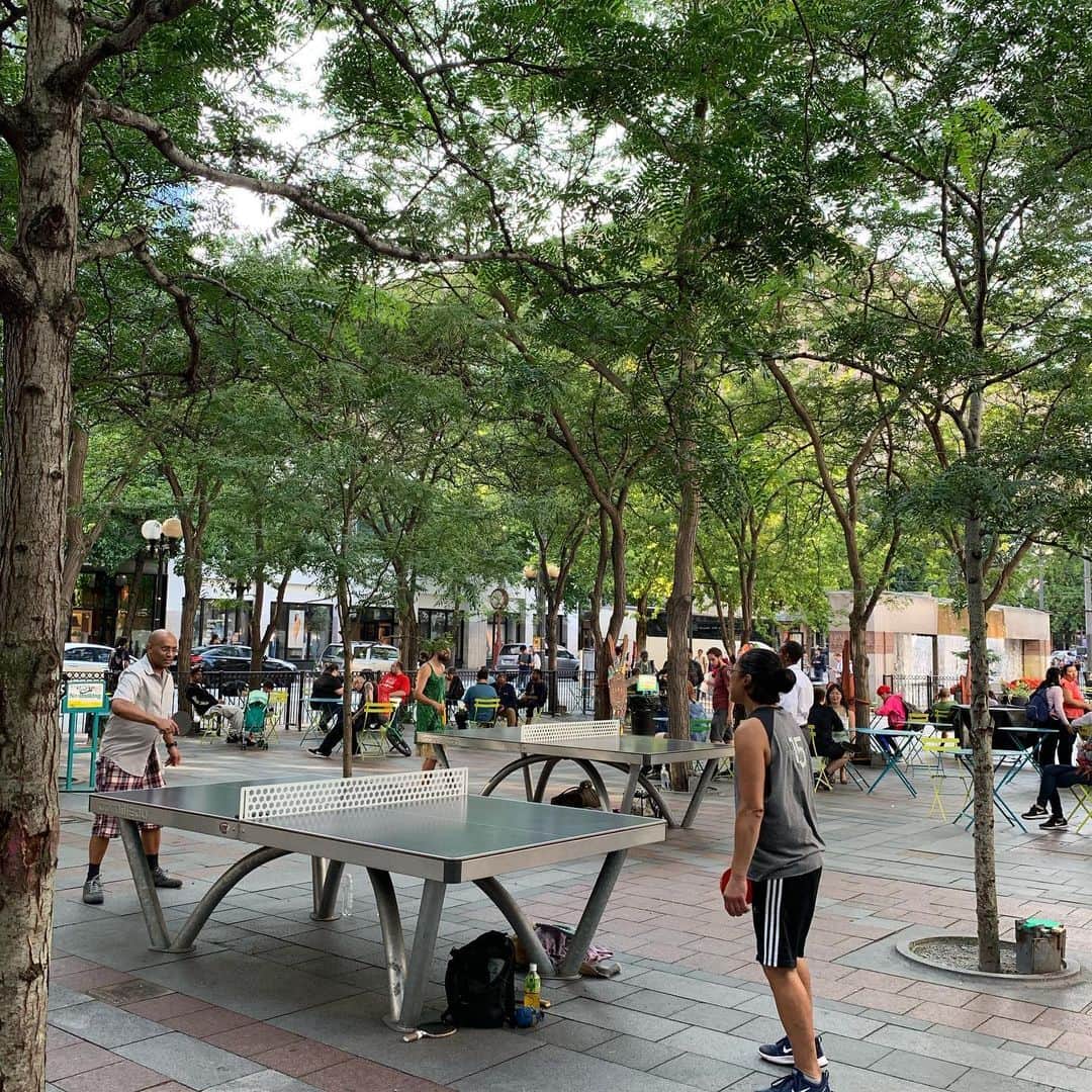 住吉美紀さんのインスタグラム写真 - (住吉美紀Instagram)「Ping-pong! 街の広場に卓球台🏓 ビルの間のこういう広場が好き。 #seattle」8月5日 2時20分 - miki_sumiyoshi