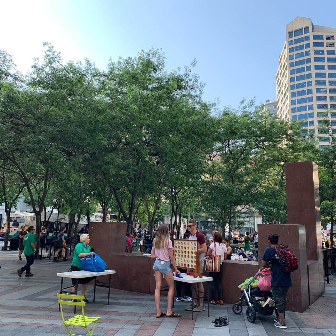 住吉美紀さんのインスタグラム写真 - (住吉美紀Instagram)「Ping-pong! 街の広場に卓球台🏓 ビルの間のこういう広場が好き。 #seattle」8月5日 2時20分 - miki_sumiyoshi