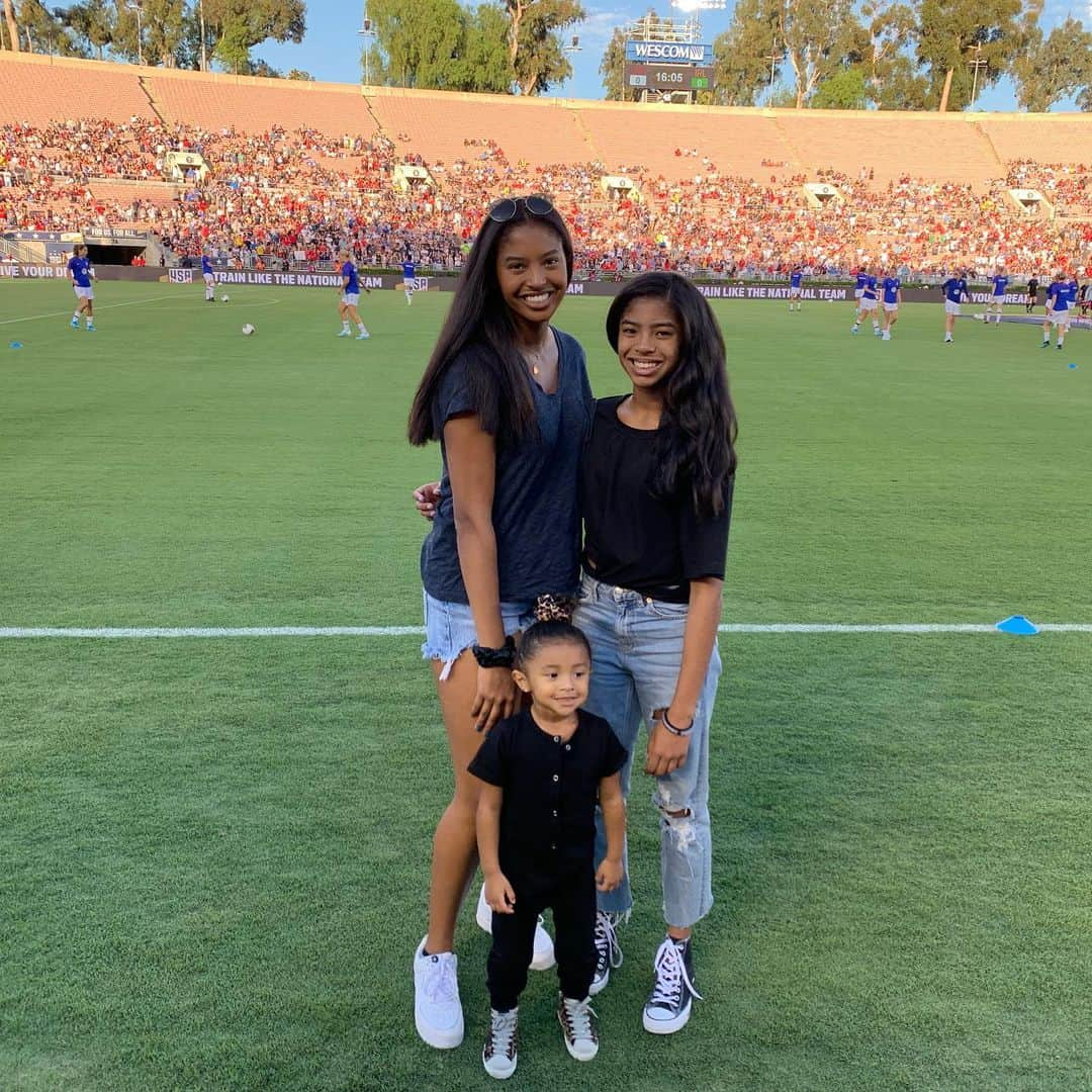 コービー・ブライアントさんのインスタグラム写真 - (コービー・ブライアントInstagram)「Had an amazing time watching the greatest soccer team in the world with my babies Nani, Gigi and BB #uswnt」8月5日 2時28分 - kobebryant