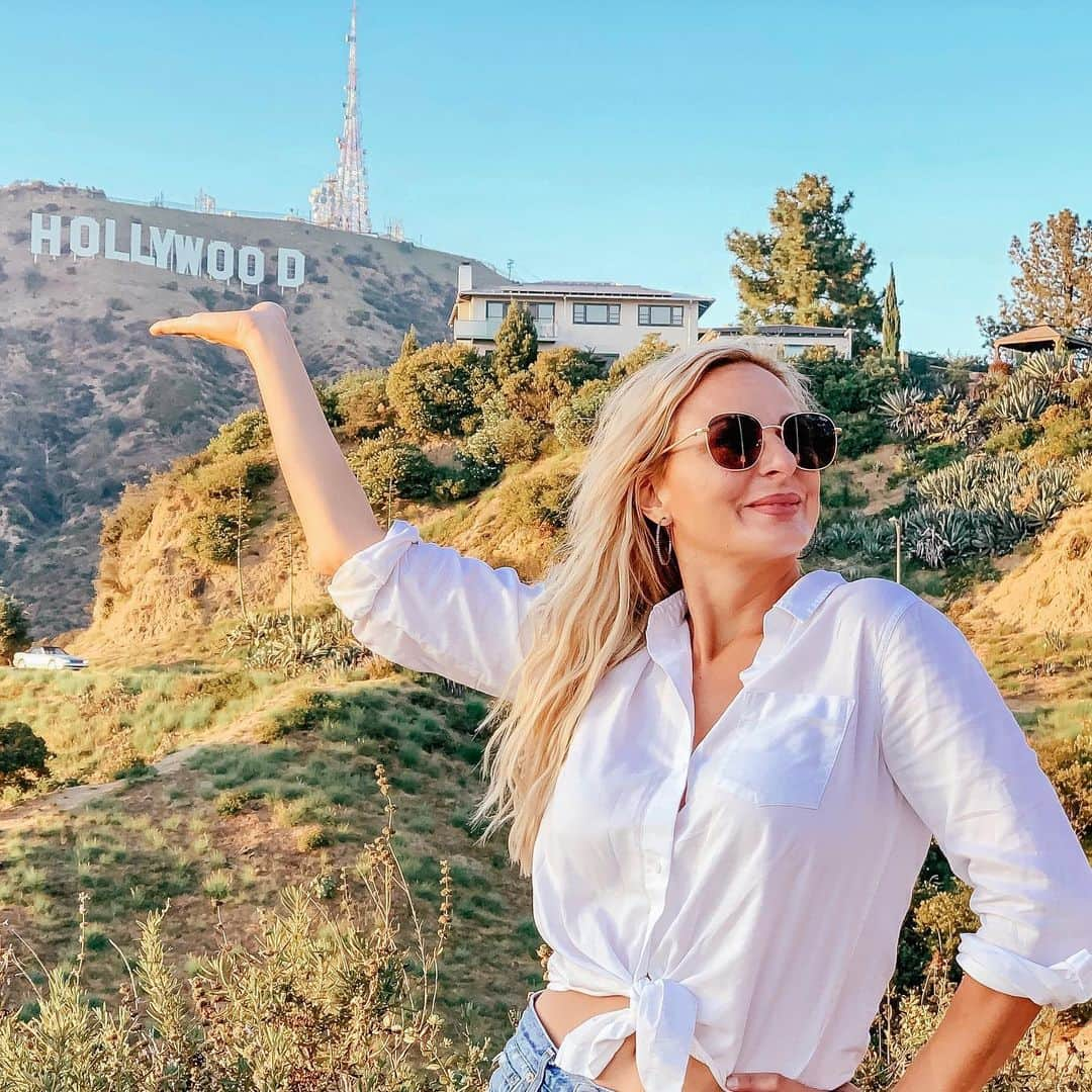 クリスティ・ルーカジアックさんのインスタグラム写真 - (クリスティ・ルーカジアックInstagram)「Stopped by the Hollywood sign...it was casual. ⠀ ⠀ In all my years of coming to LA, we rarely do “tourist” things. Made an exception this trip for Clara and promptly ran into three wild coyotes in the canyon. Think I’m finished being a tourist. 🐕🐕🐕」8月5日 2時21分 - christilukasiak