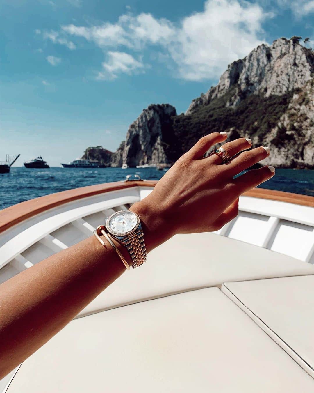 Tamara Kalinicさんのインスタグラム写真 - (Tamara KalinicInstagram)「🎶Question, tell me what you think about me  I buy my own diamonds and I buy my own rings Only ring your celly when I'm feelin' lonely 🤳🏼 #capri #boatlife」8月5日 2時35分 - tamara