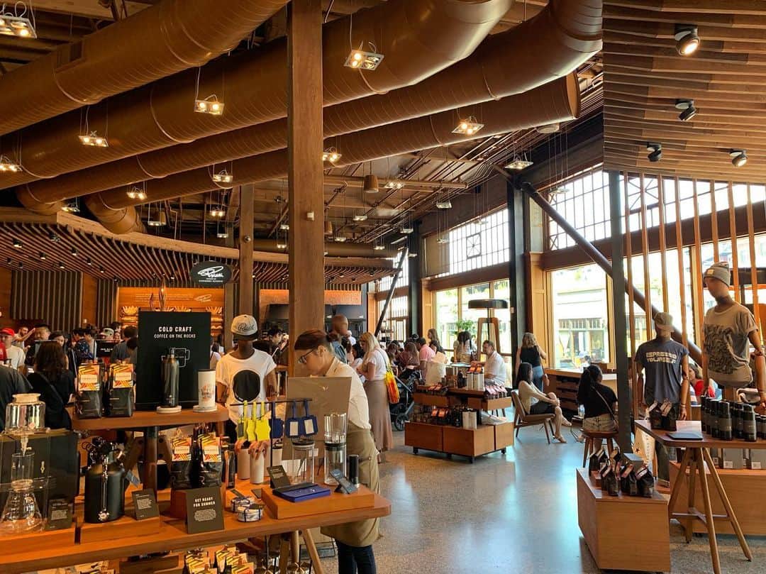 住吉美紀さんのインスタグラム写真 - (住吉美紀Instagram)「スターバックス・リザーブ・ロースタリー・アンド・テイスティングルーム。コーヒーのワンダーランド。 #starbucksreserveroasteryandtastingroom #seattle #coffee」8月5日 2時40分 - miki_sumiyoshi