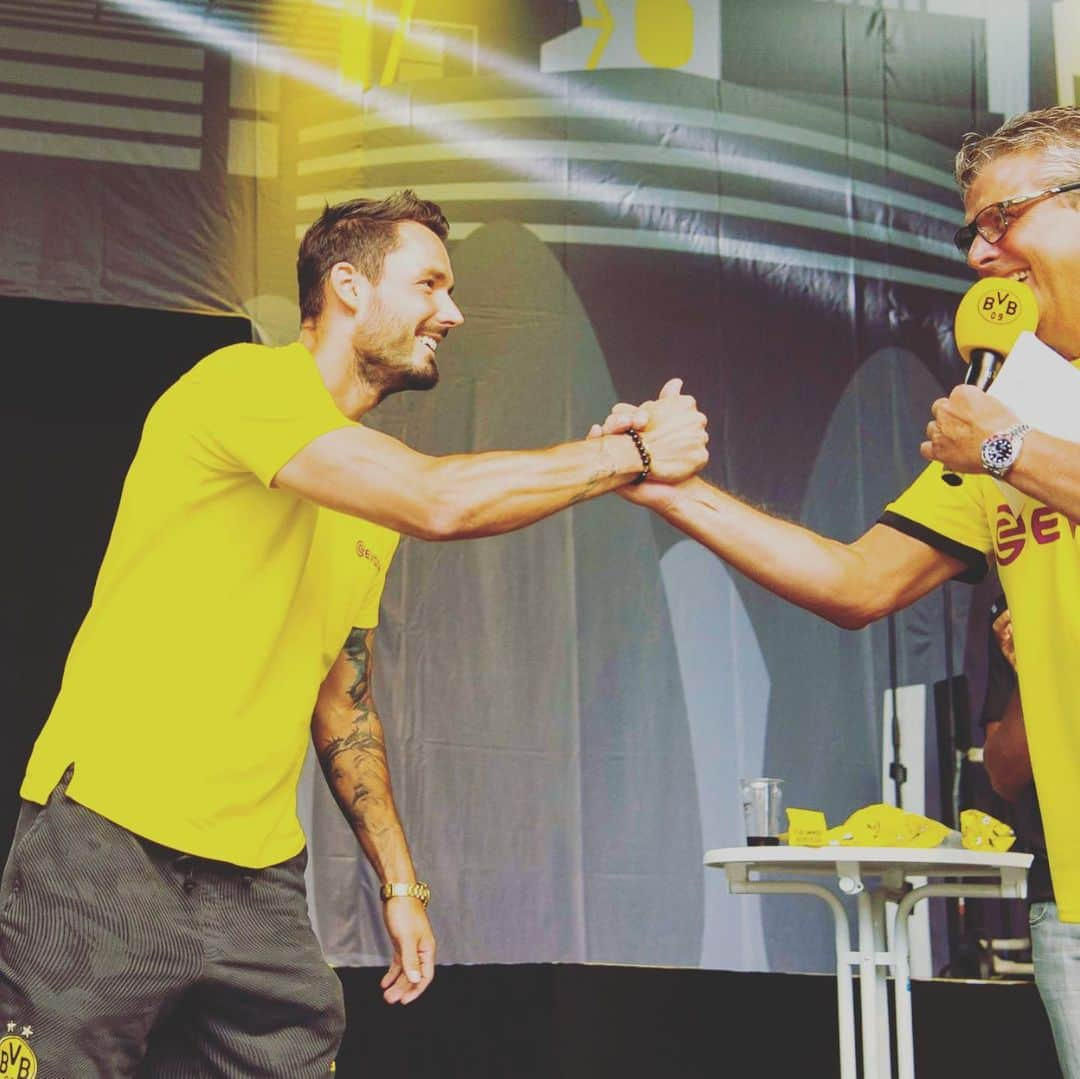 ロマン・ビュルキさんのインスタグラム写真 - (ロマン・ビュルキInstagram)「It was nice to see all the Fans at the Team Presentation today 🖤💛」8月5日 2時55分 - rbuerki