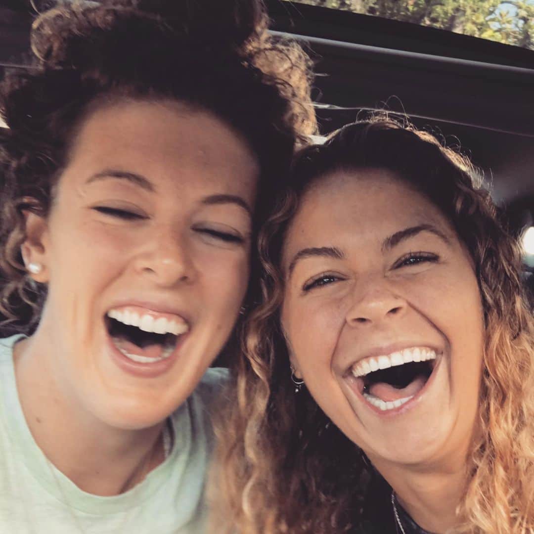 アリソン・シュミットのインスタグラム：「🚨🚨 just in case you couldn’t HEAR the laughs...here’s proof we’re REUNITED 👯‍♀️🥰😇🥳 ——————————————————————— *find us at the hot bar 🍳🌮🍽」