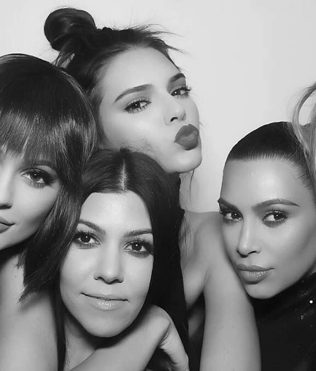 キム・カーダシアンさんのインスタグラム写真 - (キム・カーダシアンInstagram)「Not sure what I would do without them!!!! #HappyNationalSisterDay」8月5日 2時48分 - kimkardashian