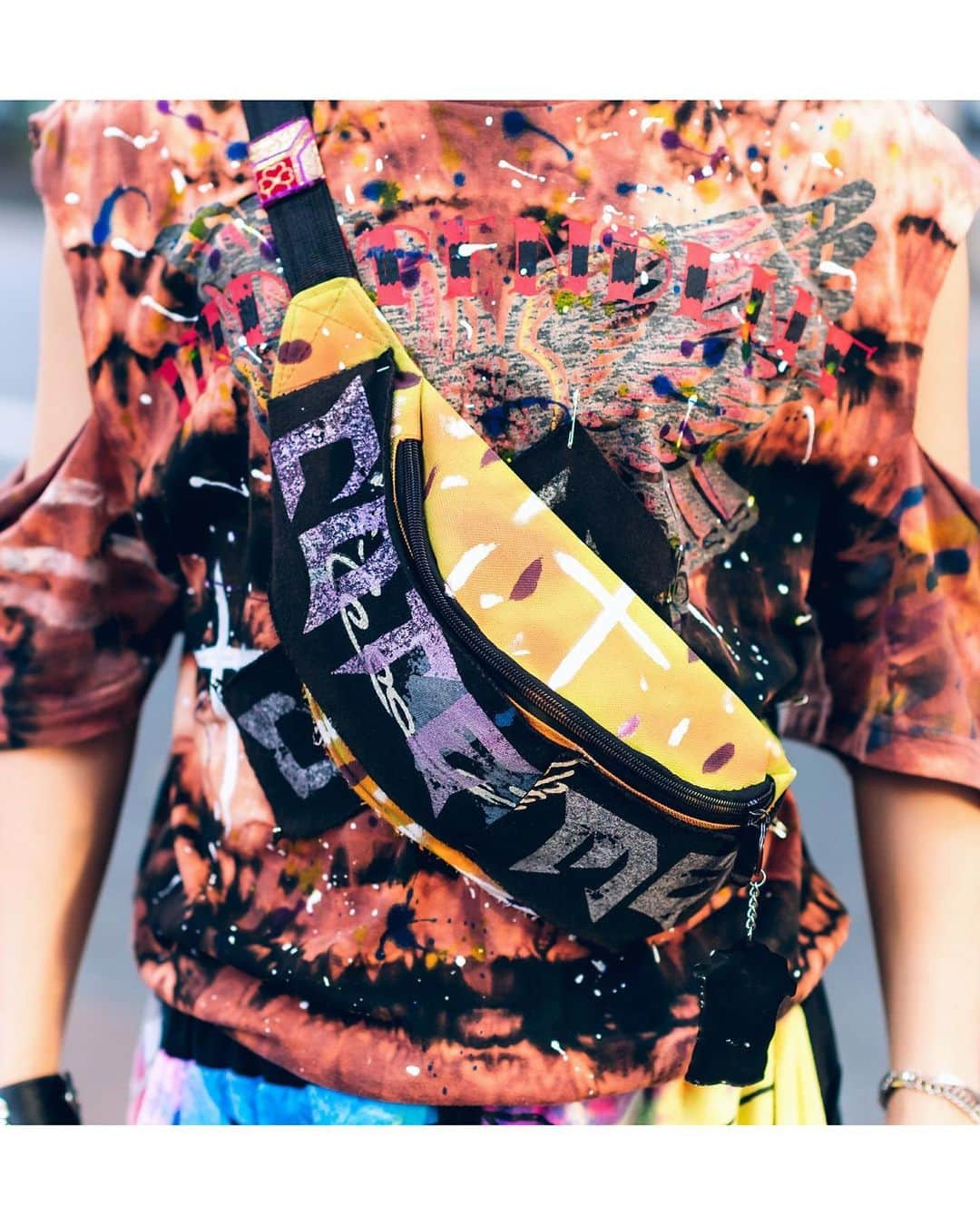 Harajuku Japanさんのインスタグラム写真 - (Harajuku JapanInstagram)「18-year-old Japanese dancer/artist Shiryu (@shiryupondan) on the street in Harajuku. He’s wearing a colorful graphic look that includes a Cote Mer (@cotemer_official) crossbody bag and denim sneakers.」8月5日 2時57分 - tokyofashion