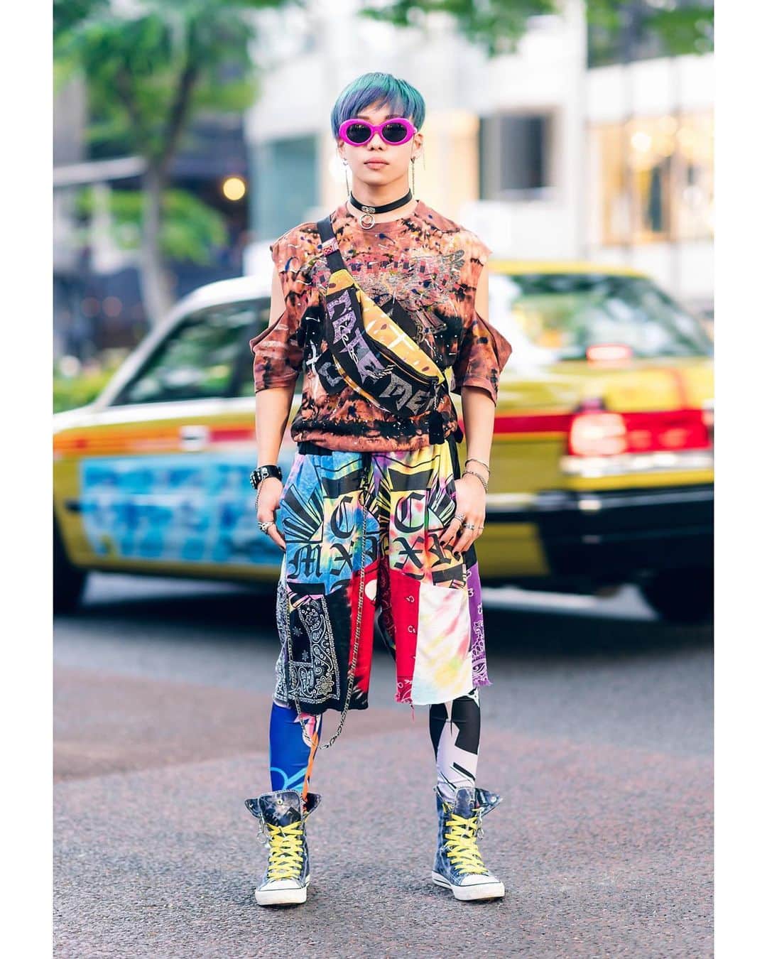 Harajuku Japanさんのインスタグラム写真 - (Harajuku JapanInstagram)「18-year-old Japanese dancer/artist Shiryu (@shiryupondan) on the street in Harajuku. He’s wearing a colorful graphic look that includes a Cote Mer (@cotemer_official) crossbody bag and denim sneakers.」8月5日 2時57分 - tokyofashion