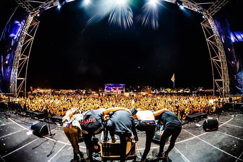 Kazuki Takemuraさんのインスタグラム写真 - (Kazuki TakemuraInstagram)「Thanks Taman Rock Festival 🇷🇺 ロシアのアナパで行われたバイカー主催のフェス🏍  転換中も各々の自慢の愛車のエンジンをふかしてエンジン音でテンション上がっていたり、会場も世紀末感があって面白かった😝  俺らのライブ中もテンション上がった客が花火打ち上げたり発煙筒焚いたり好き放題🤪🔥 このクレイジーさも海外ライブの醍醐味の一つでもあるのだ！！ このツアーまだまだかましていくぜー🤙  Photo by @cazrowaoki」8月5日 2時58分 - kazucrossfaith