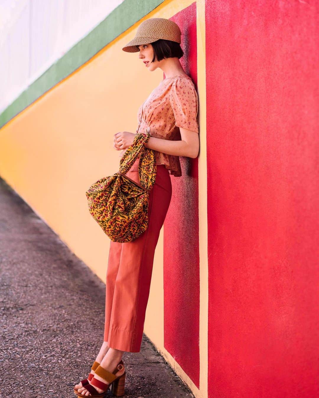 Bloomingdale'sさんのインスタグラム写真 - (Bloomingdale'sInstagram)「Really leaning into coral rn 😍 📷: @kat_in_nyc . . . . . . . #LivingCoral #AccessoriesOfTheDay #StrawHat #SummerStyle #SummerFashion #Style #Bloomingdales」8月5日 3時01分 - bloomingdales