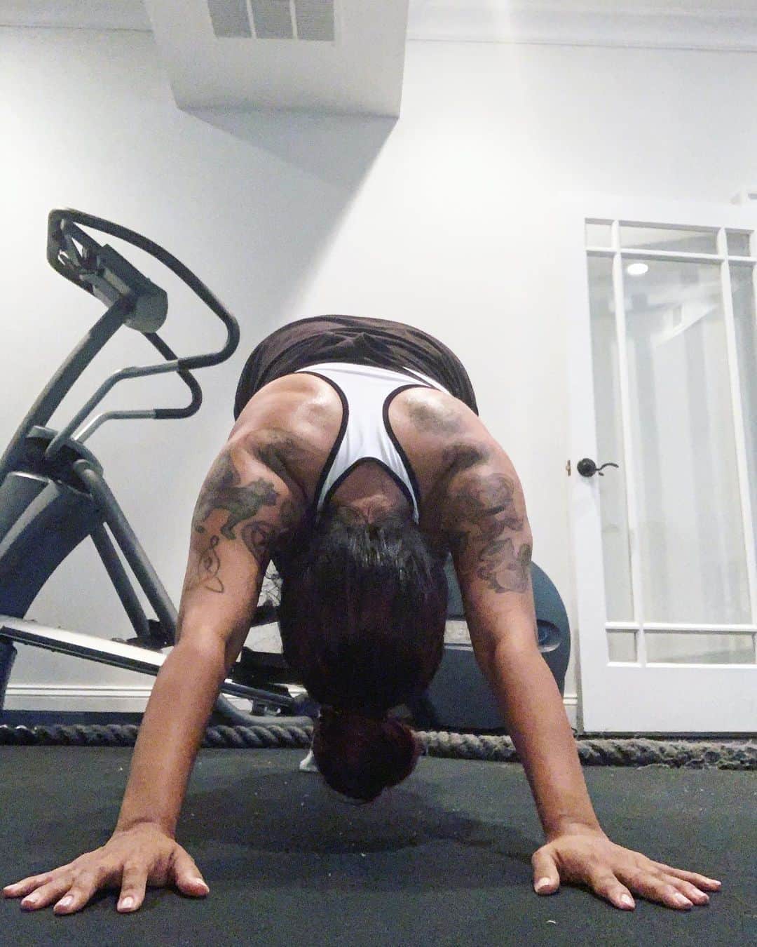 ニコール・ ポリッツィのインスタグラム：「Getting back into shape after having a child is hard as shit. Out of breath, boobs flopping everywhere, milk leaking, flapping stomach skin, peeing yourself....But i can’t let my 3 babies down, i need to show them how stronggg likeeee MAWMA CAN BEEE! (Jafar voice from Aladdin) 👊🏽 #fitMawma」