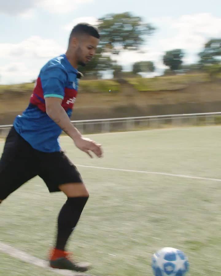 F2Freestylersのインスタグラム：「Does this go in? Comment below 👍🏼 or 👎🏼」