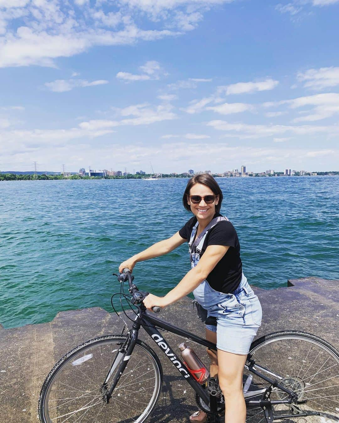 メーガン・デュアメルさんのインスタグラム写真 - (メーガン・デュアメルInstagram)「Sunny Sunday 😎  #burlingtonwaterfront #bikeride #summerday #beach #burlington」8月5日 3時21分 - meaganduhamel