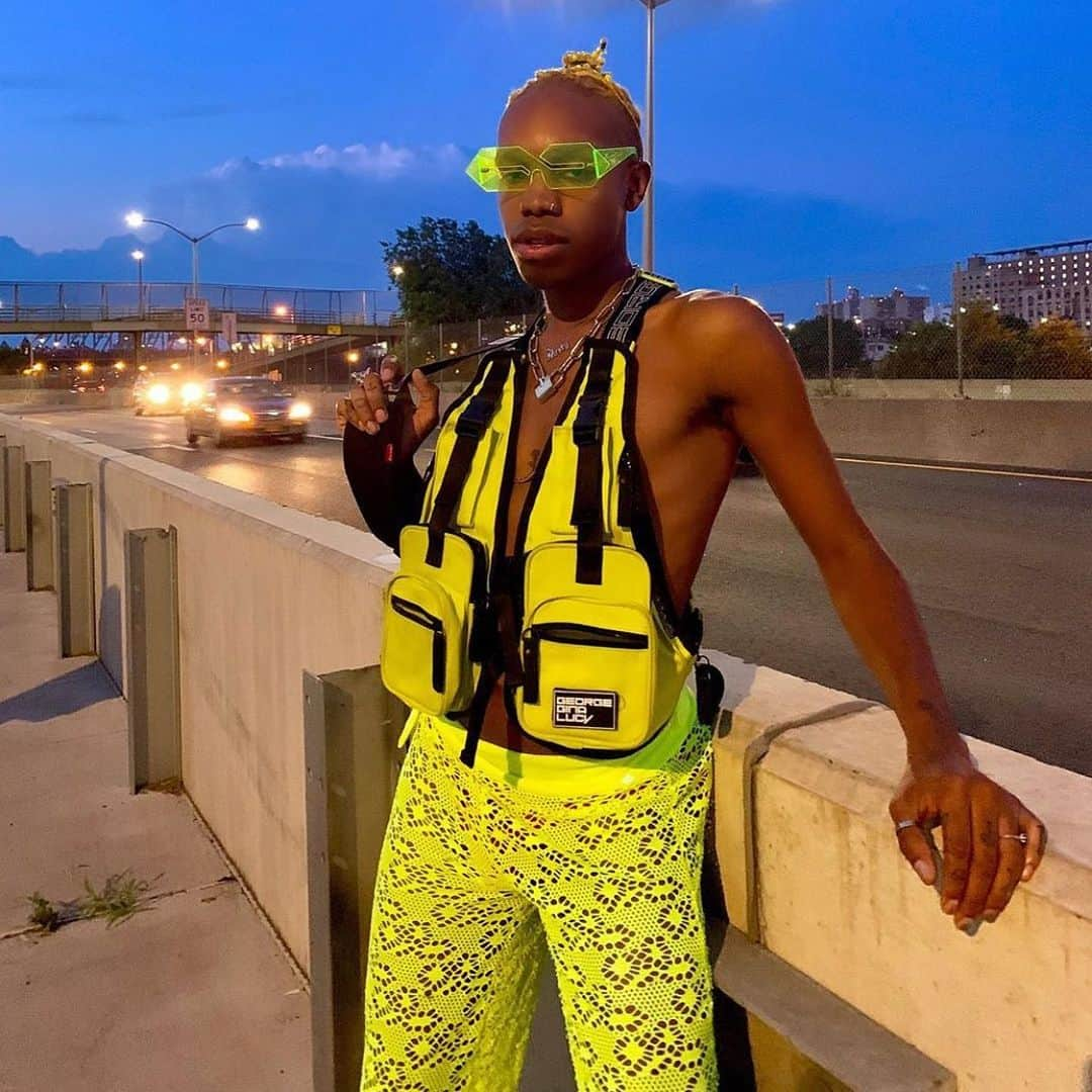 ジョージジーナ&ルーシーさんのインスタグラム写真 - (ジョージジーナ&ルーシーInstagram)「@ziggymackjohnson 🤯🤯🤯🤯 w/ our tactical vest in colorway acid yellow 💛 • • • • • #georgeginalucy #gglsquad #snobshots #hypebeast #hsstyle #35mm #vsco #justgoshoot #simplefits #basementapproved #portraiture #bag #accessoires #streetwear #paris #france #fashionweek #menswear #ootdmen #streetfashion #mensfashion #highsnobiety」8月5日 3時14分 - georgeginalucy