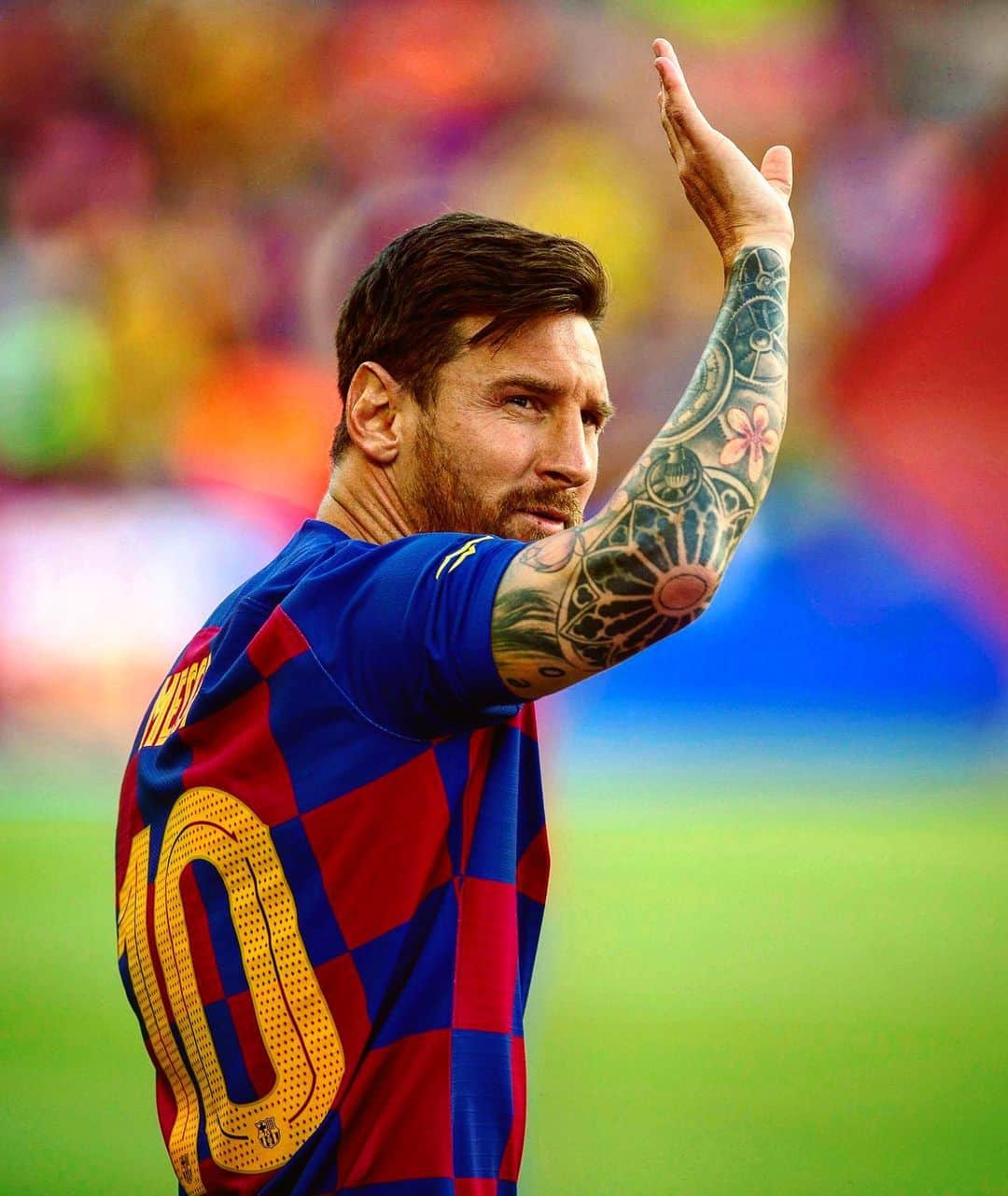 LFPさんのインスタグラム写真 - (LFPInstagram)「Let's start the party... 🔥 MESSI is BACK! 🔥 • Define him with an emoji! 🌟 • #LaLiga #LaLigaSantander #Barça #Messi #Football」8月5日 3時16分 - laliga
