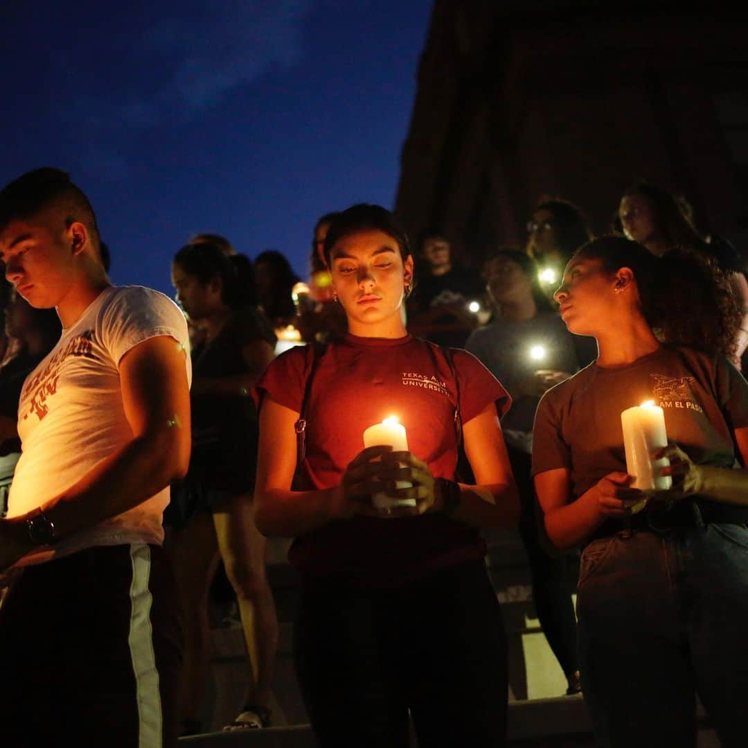 Primer Impactoさんのインスタグラム写真 - (Primer ImpactoInstagram)「Decenas de personas se congregaron en una vigilia cerca del muro fronterizo en El Paso en memoria de las víctimas del tiroteo que acabó con la vida de 20 personas y dejó decenas de heridos. 👉 Desliza para ver todas las fotos. 📸 Reuters/ Carlos Sánchez」8月5日 3時18分 - primerimpacto