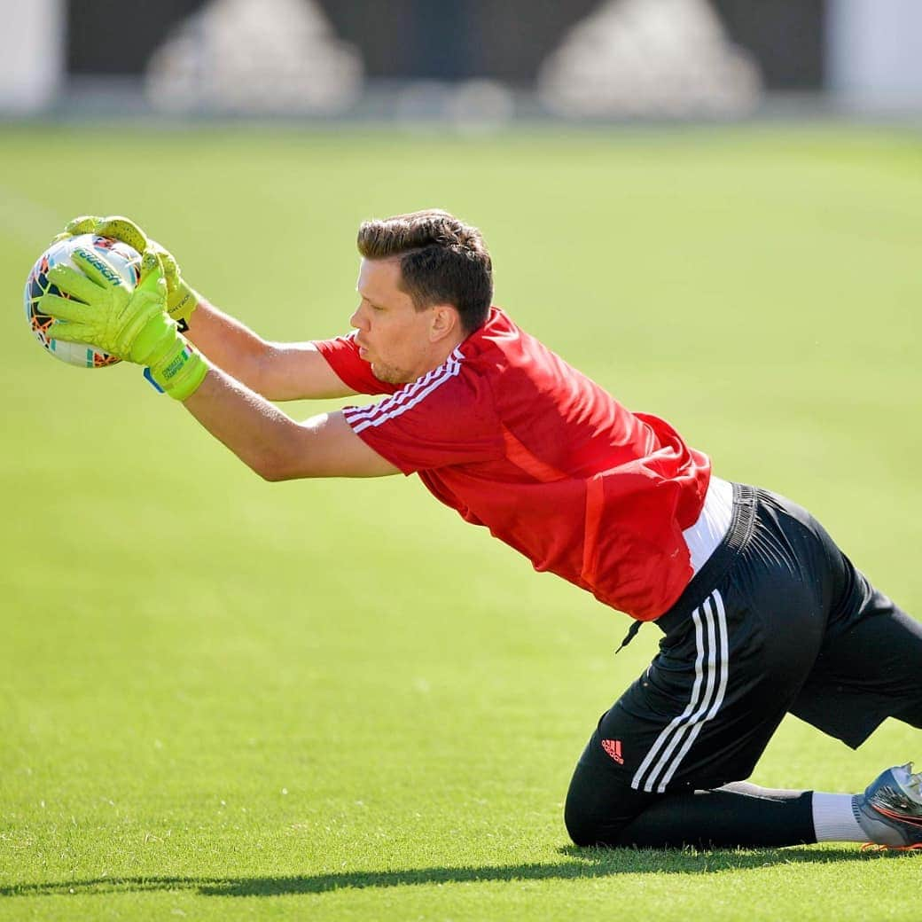 ユヴェントスFCさんのインスタグラム写真 - (ユヴェントスFCInstagram)「Holding on to the weekend like @wojciech.szczesny1! 😤」8月5日 3時20分 - juventus