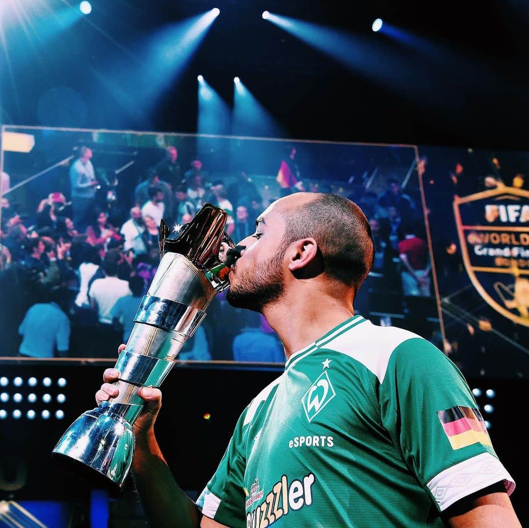 FIFAワールドカップさんのインスタグラム写真 - (FIFAワールドカップInstagram)「Congratulations to #Germany’s @moauba - the brand new #FIFAeWorldCup champion! He defeated the 2018 winner @msdossary7 in an incredible final in London 👏 🏆 🇩🇪」8月5日 3時30分 - fifaworldcup