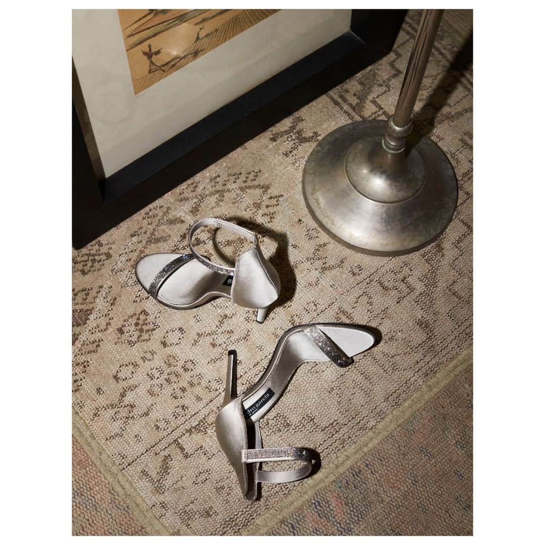 ペドロガルシアさんのインスタグラム写真 - (ペドロガルシアInstagram)「Satin styled to the max! Style: Cielo/ crystal 'pave'' quarter-back sandal in titanium satin. #pedrogarciashoes  #ThinkPartyWearDaily #aSparklingAffair」8月5日 3時30分 - pedrogarciashoes