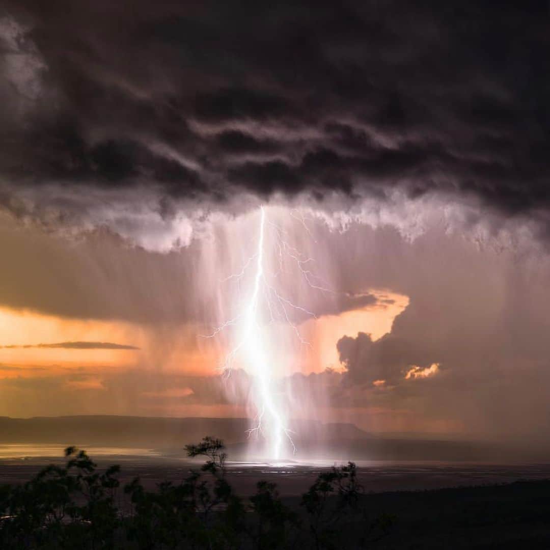 Canon Photographyさんのインスタグラム写真 - (Canon PhotographyInstagram)「A wonderful lightning strikes in the valley. Awesome scenes in Western Australia.  Photography | @jordancantelo  #westernaustralia #wa #visitwa #lightning #thunderstorm #longexposure」8月5日 3時22分 - cpcollectives
