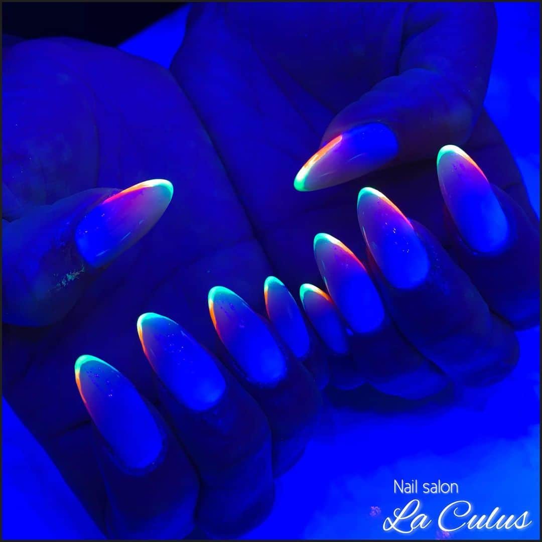 Mihoさんのインスタグラム写真 Mihoinstagram Nails ブラックライトバージョン なんて パリピな御手手なの レインボーカラーのネオンスキニー オフ込み1 5時間 丁寧ケア付き 1ヶ月以内のご来店で 500 引き キャンペーンデザイン