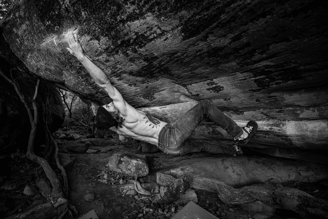 ダニエル・ウッズのインスタグラム：「Mènage à Trois (8B+) ___________________________ @shawnraboutou @giuliano_cameroni and I added the low start to @nedfee line in the coop. Dope finger strength n body tension test piece.  Photo @shawnraboutou」