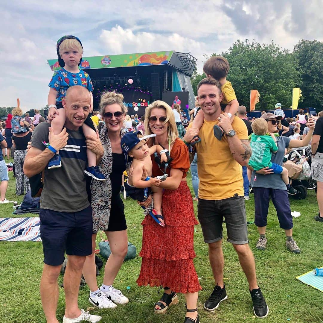 ヘレン・スケルトンさんのインスタグラム写真 - (ヘレン・スケルトンInstagram)「@bbcsummersocial #bbcsummersocial thanks for a top day. We loved it! Festivals have changed for us....For the better. You haven’t partied until you’ve done the sticky stick song fuelled by slush puppies and Prosecco in a tin. (I know I wore the same outfit twice in a month but that used to be ok!?) #sunday #summer #funday #grateful #familyfirst #festival #shoppinginmywardrobe #liverpool #heydougie #uksummer #cbeebies #cbeebiesgrownups #raisingboys #cousins」8月5日 3時32分 - helenskelton