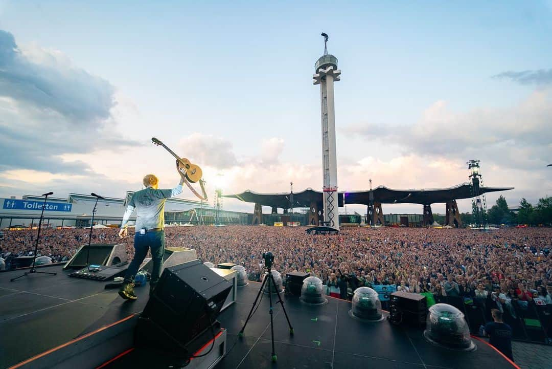 エド・シーランさんのインスタグラム写真 - (エド・シーランInstagram)「Hanover night #2 ! 📸 @zakarywalters #dividetour」8月5日 3時34分 - teddysphotos