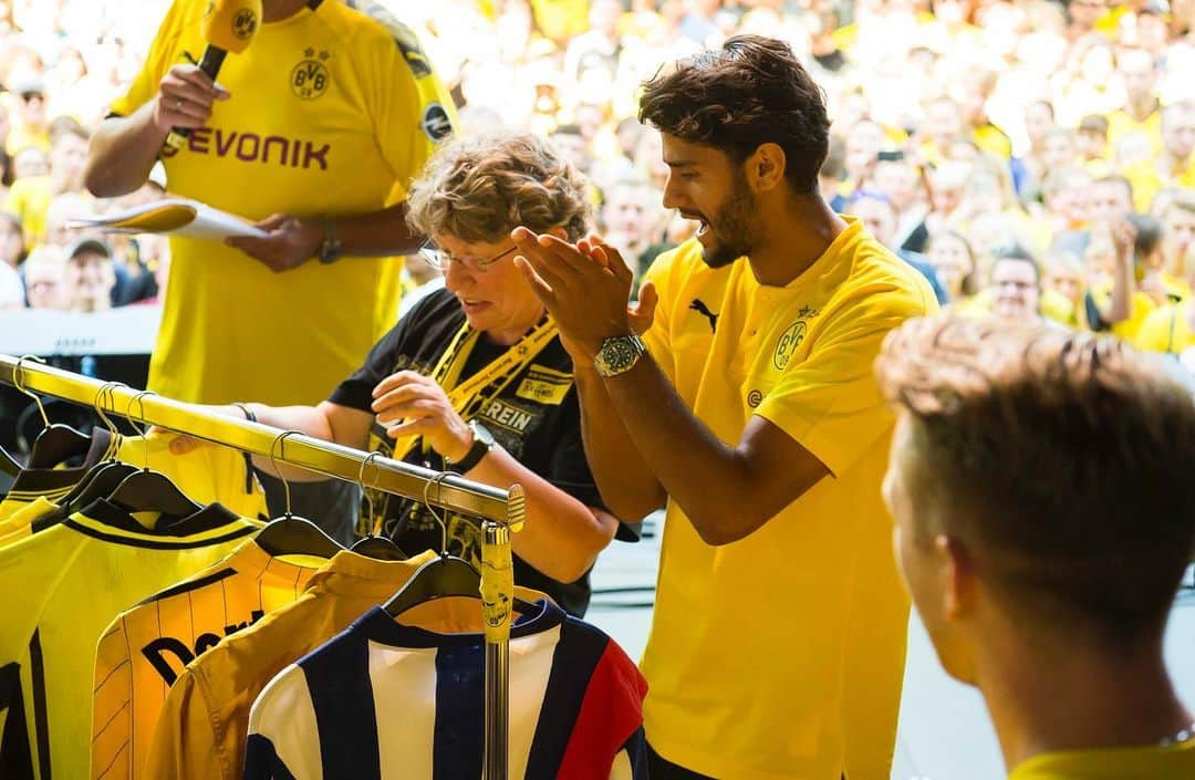 ボルシア・ドルトムントさんのインスタグラム写真 - (ボルシア・ドルトムントInstagram)「Fun factor: 💯 #bvb #borussiadortmund #dortmund #signalidunapark #stadion #stadium #bundesliga #saisoneröffnung #fun」8月5日 3時35分 - bvb09