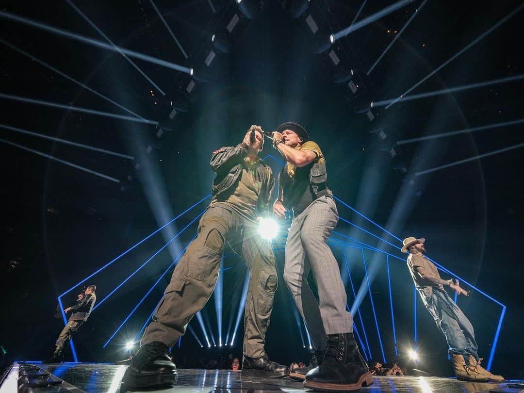 backstreetboysさんのインスタグラム写真 - (backstreetboysInstagram)「Last night was truly something special. 26 years of being together, playing in front of our family and friends, there’s nothing quite like it. Thank you for everything, #BSBLA! #DNAWorldTour」8月5日 3時36分 - backstreetboys