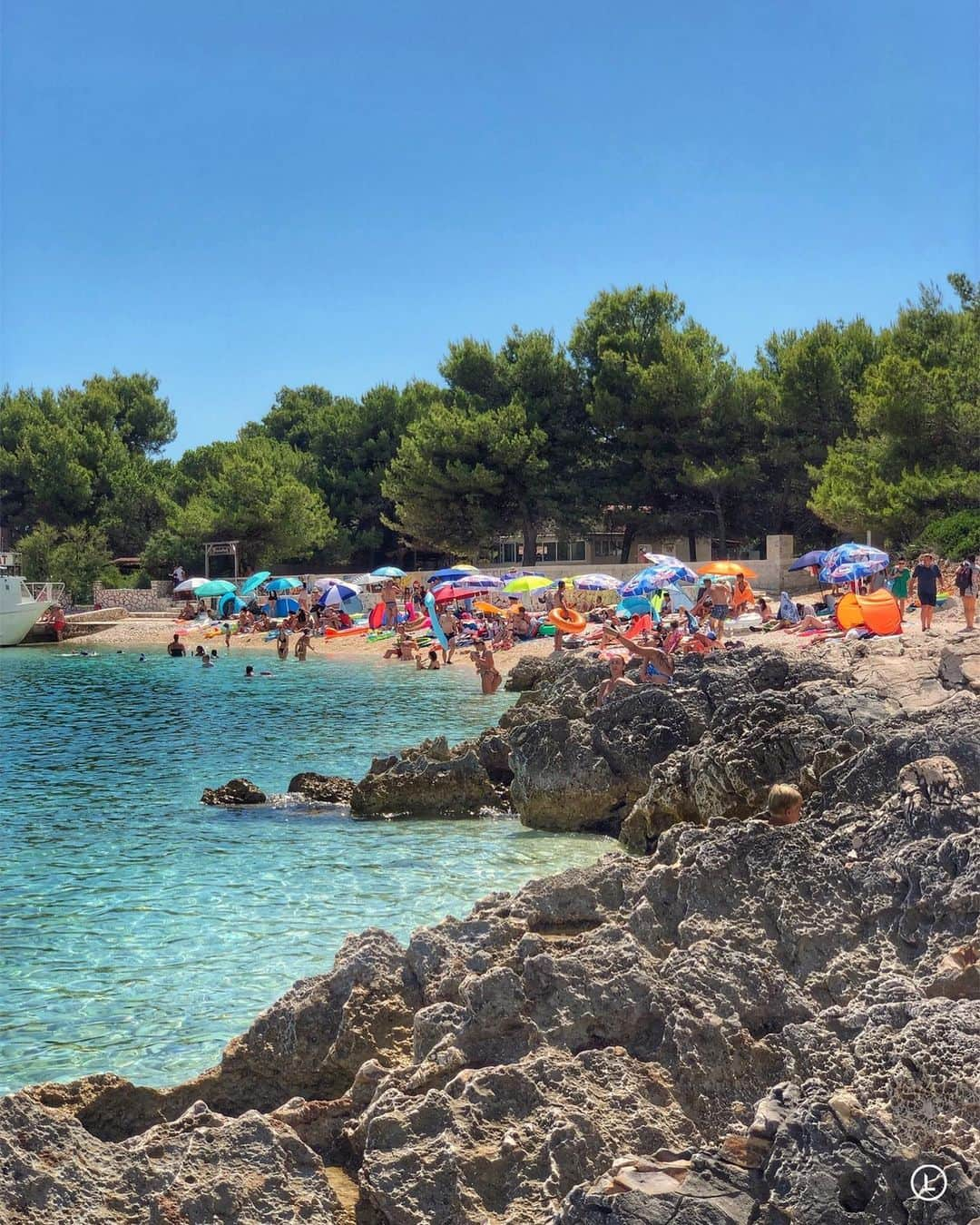 Inger-Lise Lillerovdeさんのインスタグラム写真 - (Inger-Lise LillerovdeInstagram)「Labadusa beach på Ciovo halvøya 🏝 Vi nyter varmen, det krystallklare vannet og ferietilværelsen 👌🏼 Er du fortsatt i feriemodus, eller har hverdagen slått hardt tilbake? . . . #croatia #croatiatravel #lovecroatia #croatialove #kroatia #ingerliselilletravels #by_ingerliselille #travelblogger #travel #travels #reise #reiser #vacation #summer #sommer #ferie #travelinspo」8月5日 3時56分 - ingerliselille