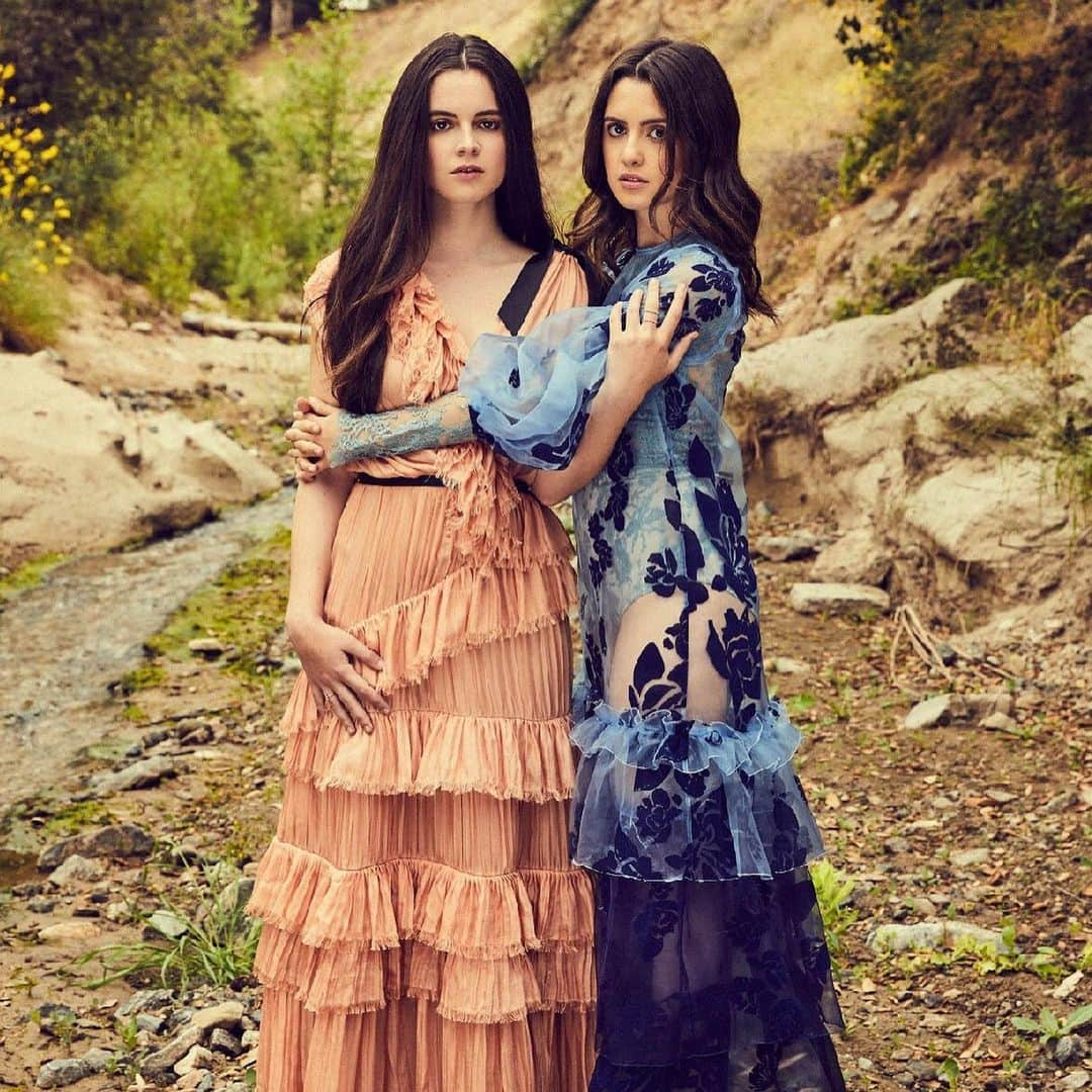 ローラ・マラノさんのインスタグラム写真 - (ローラ・マラノInstagram)「Celebrating #NationalSistersDay as one should...in a forest, with really long dresses 👯‍♀️🌲♥️ @grumpymagazine」8月5日 3時56分 - lauramarano