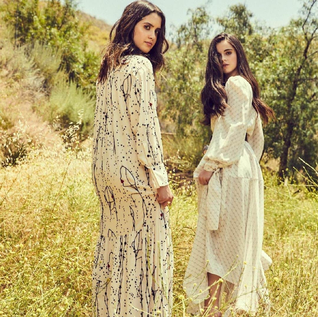 ローラ・マラノさんのインスタグラム写真 - (ローラ・マラノInstagram)「Celebrating #NationalSistersDay as one should...in a forest, with really long dresses 👯‍♀️🌲♥️ @grumpymagazine」8月5日 3時56分 - lauramarano